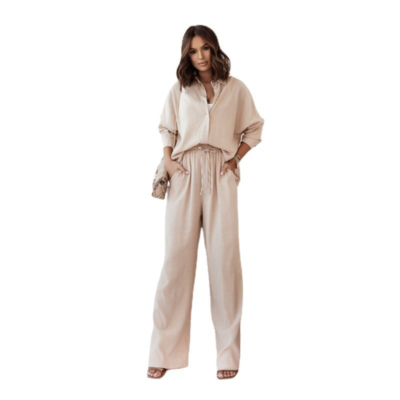 Costume décontracté chemise froissée à manches longues et pantalon à jambe large.